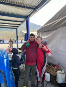 Con su papa y preparador en un emotivo festejo por la gran carrera